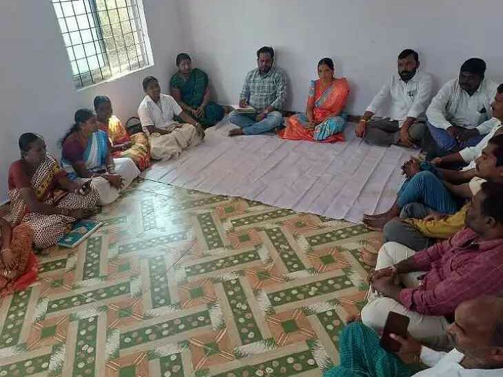 అభివృద్ధి పనులపై సమీక్ష సమావేశం నిర్వహించిన సర్పంచ్