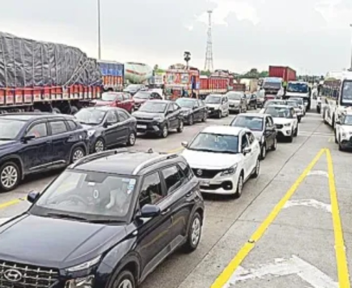 కోర్లపహాడ్ టోల్ ప్లాజా వద్ద కొనసాగుతున్న వాహనాల రద్దీ