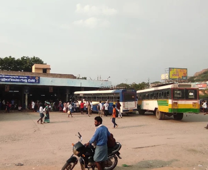 పండగ సెలవులు.. బస్టాండ్‌లో రద్ధీ