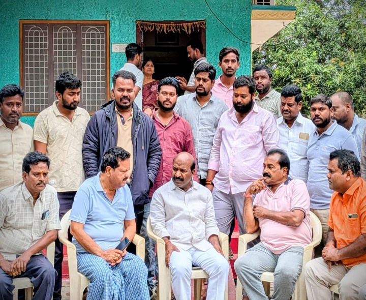 మాజీ జడ్పీటీసీకి మాజీ ఎమ్మెల్యే పరామర్శ