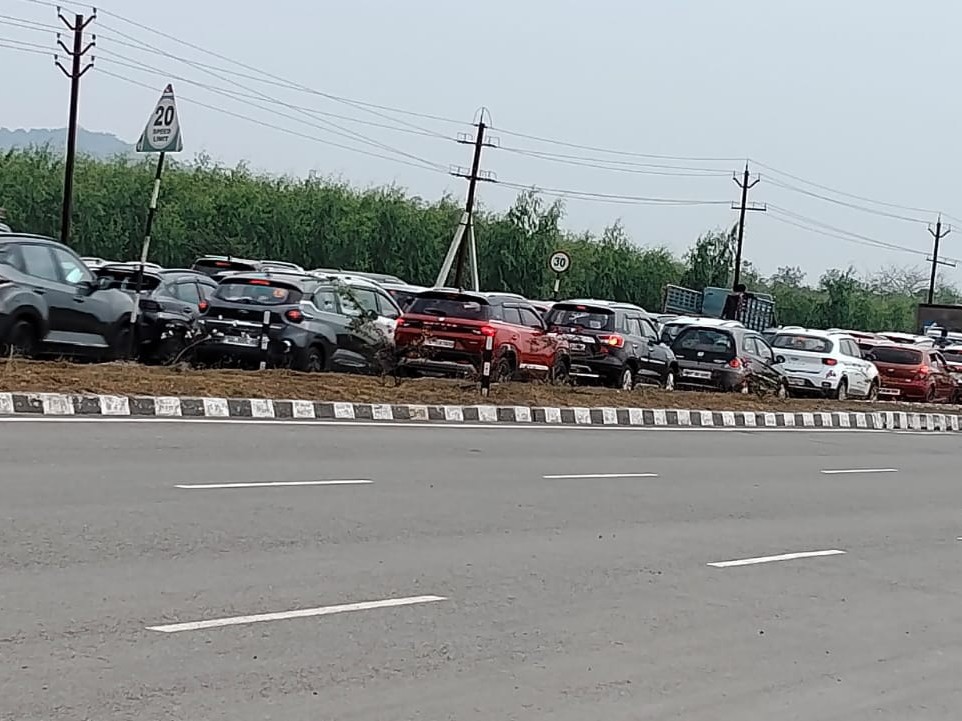 వై జంక్షన్ వద్ద కిలోమీటర్ మేర నిలిచిన ట్రాఫిక్