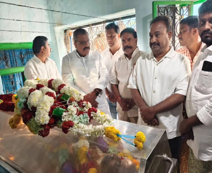 రామకృష్ణారెడ్డి పార్థివ దేహానికి ఎమ్మెల్యే కోట్ల నివాళి