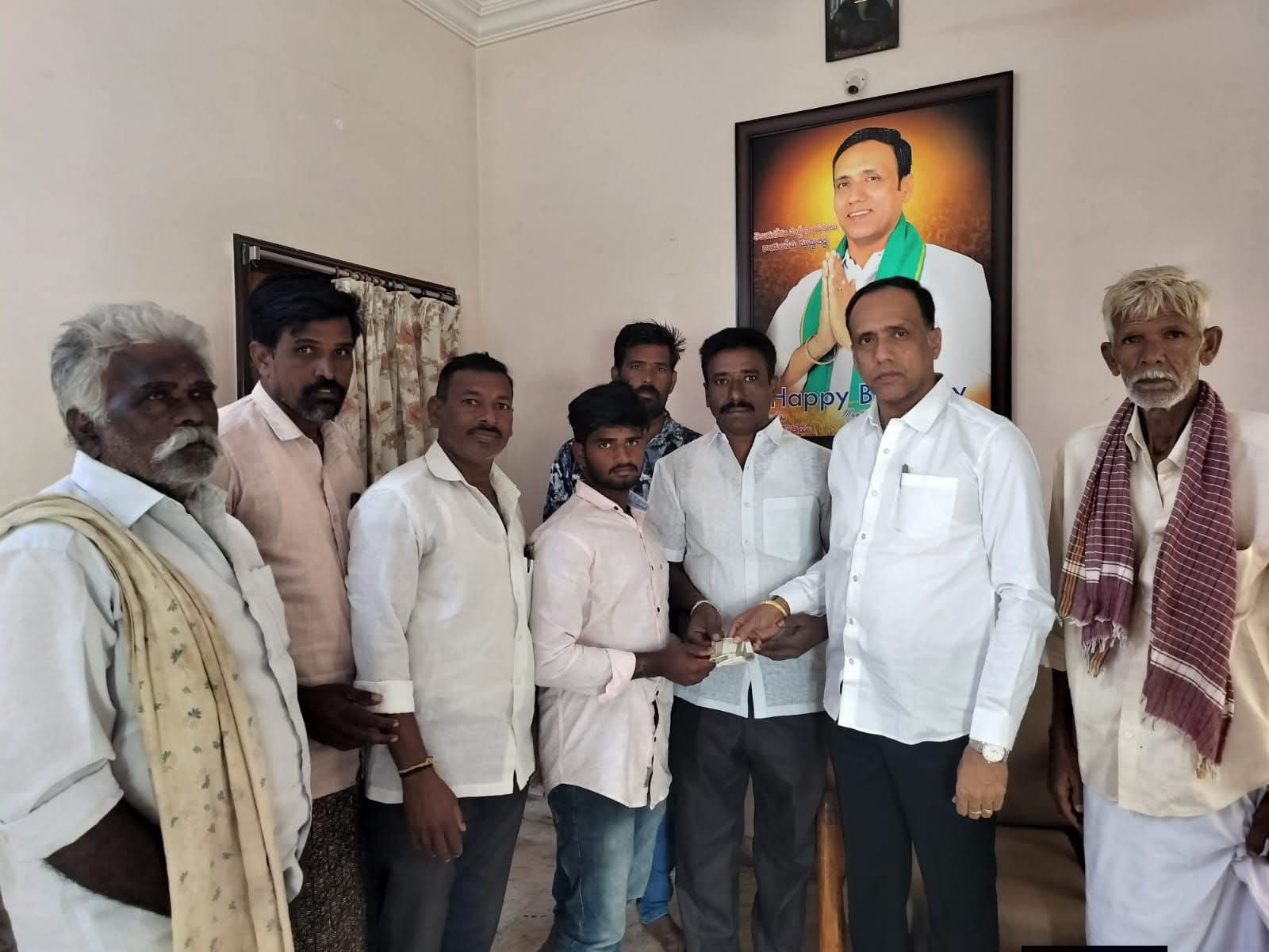 బాధితులకు ముంటిమడుగు కేశవరెడ్డి ఆర్థిక సాయం