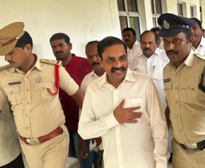 టెన్షన్ వాతావరణం.. మాజీమంత్రి హౌస్ అరెస్ట్