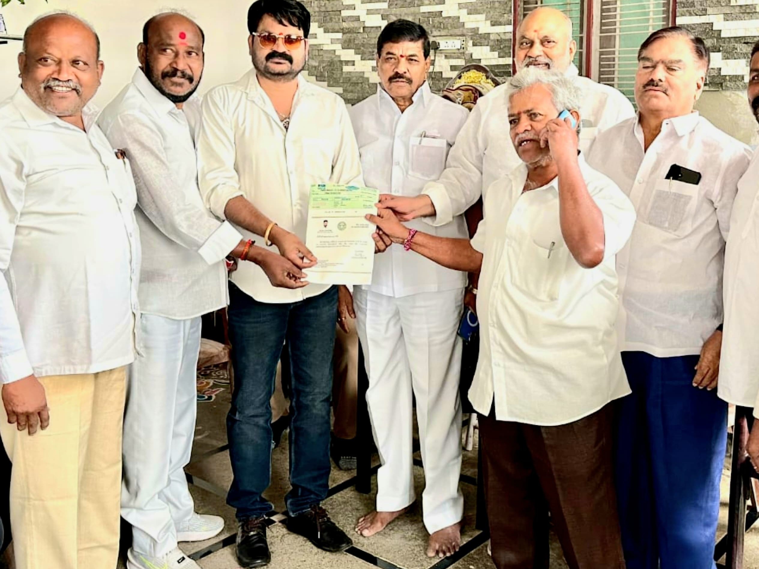 CM రిలీఫ్ ఫండ్ చెక్కులను పంపిణీ చేసిన ఎమ్మెల్సీ