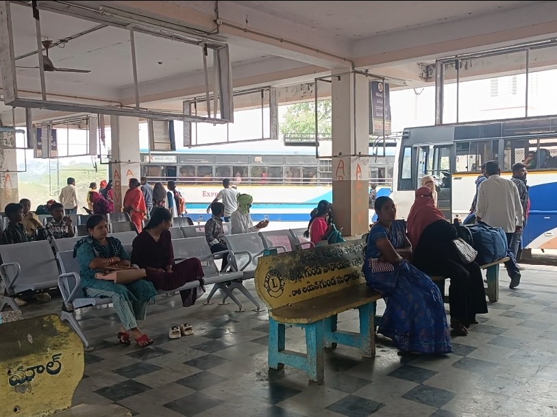 సొంత ఊర్లకు బయలుదేరిన ప్రజలు