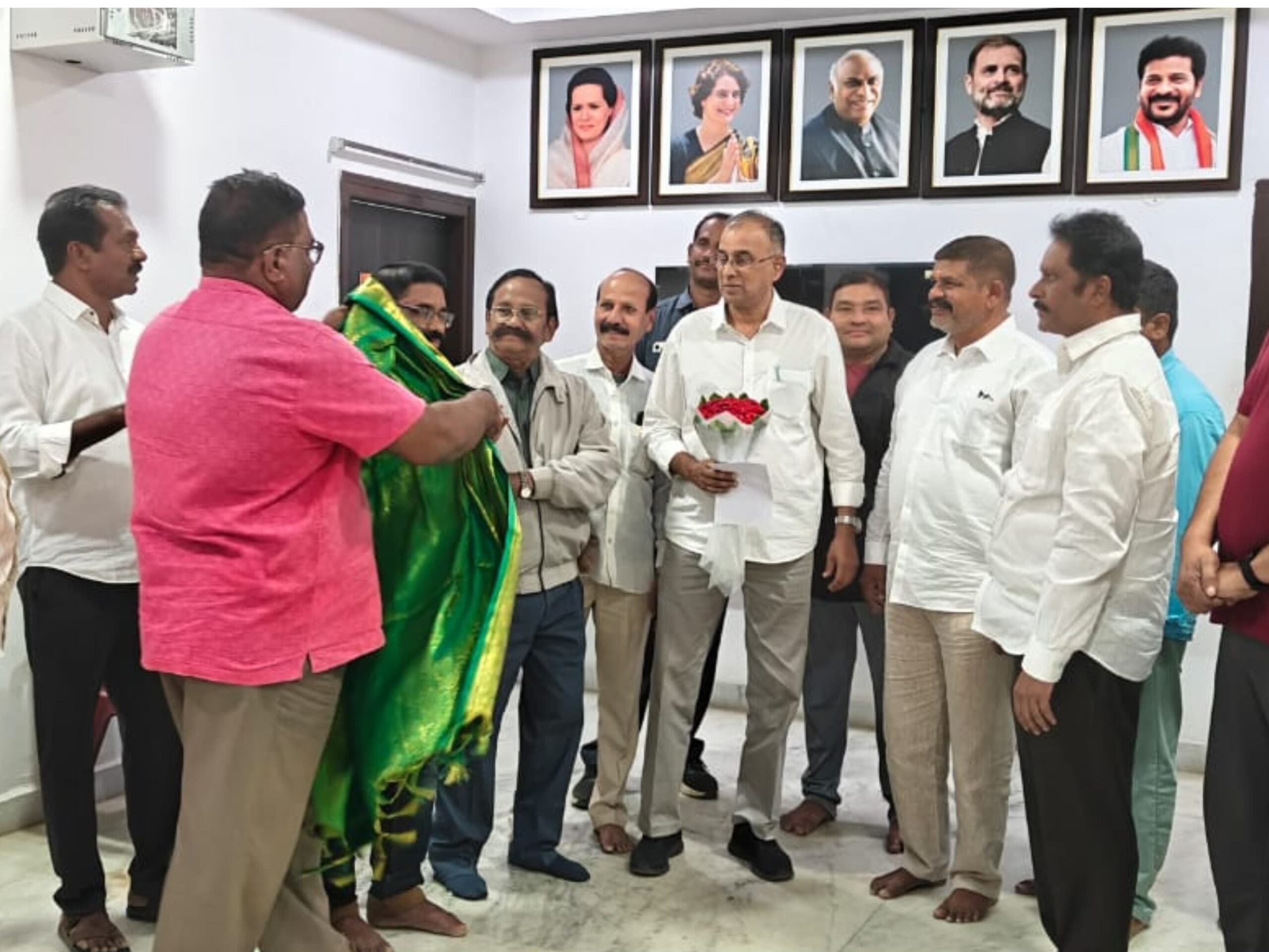 ఎంపీ RRRకు కాంగ్రెస్ నాయకుల ఆహ్వానం