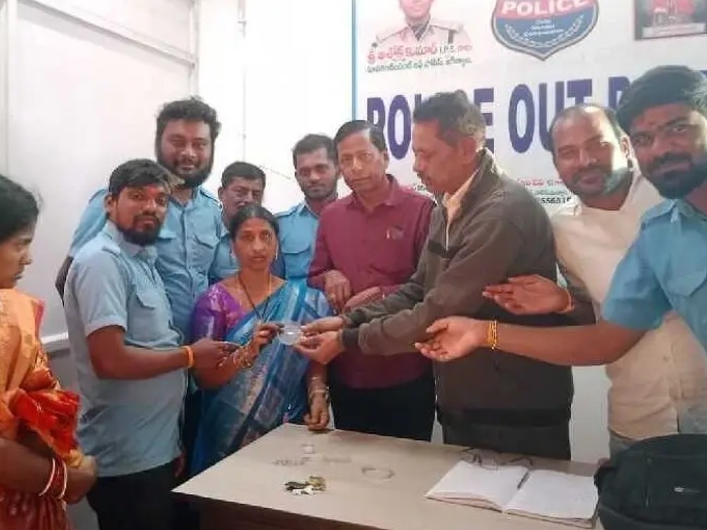 కొండగట్టులో భక్తురాలి నిజాయతీ