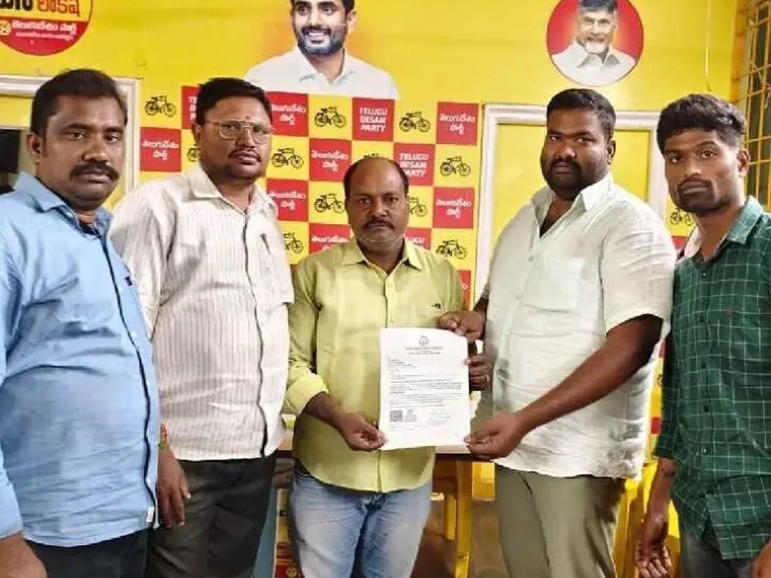 మంత్రి చొరవతో బాధితురాలికి చెక్కు అందజేత