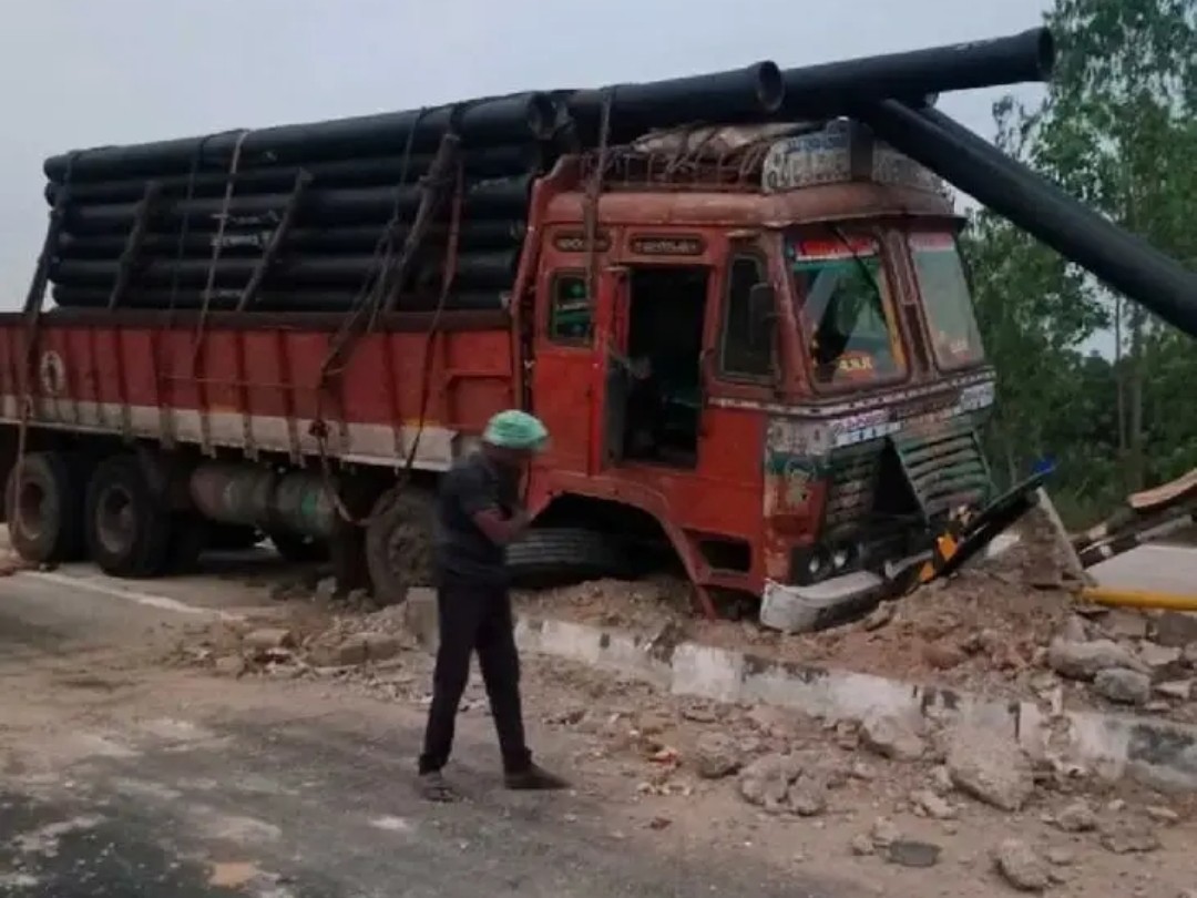 చీరాల-బాపట్ల నేషనల్ హైవేపై యాక్సిడెంట్