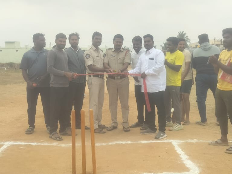 క్రికెట్ టోర్నమెంట్‌ను ప్రారంభించిన ఎస్సై