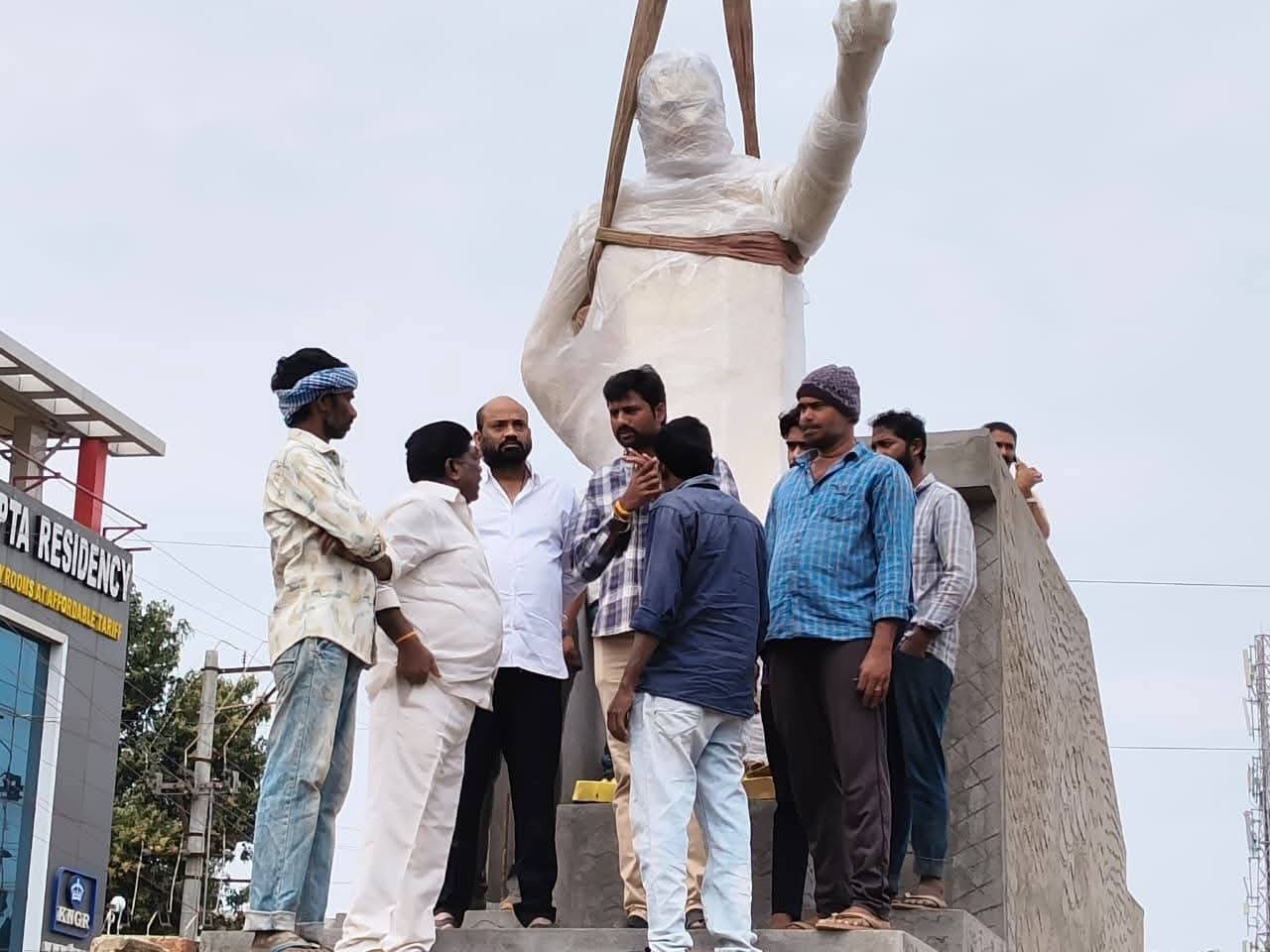 ఎన్టీఆర్ విగ్రహం పనులను పరిశీలించిన ఎమ్మెల్యే