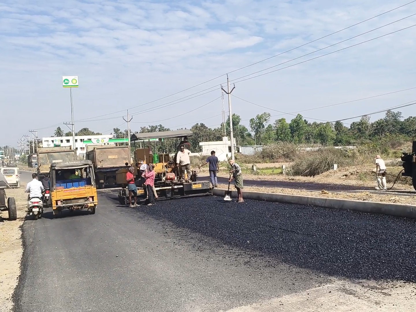 చింతాడలో కల్వర్ట్ అప్రోచ్ తారు రోడ్డు పనులు ప్రారంభం
