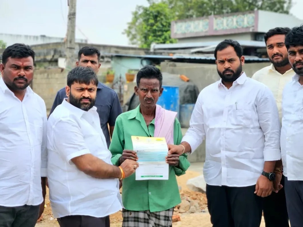 లబ్ధిదారికి ఆర్థిక సహాయం అందజేత