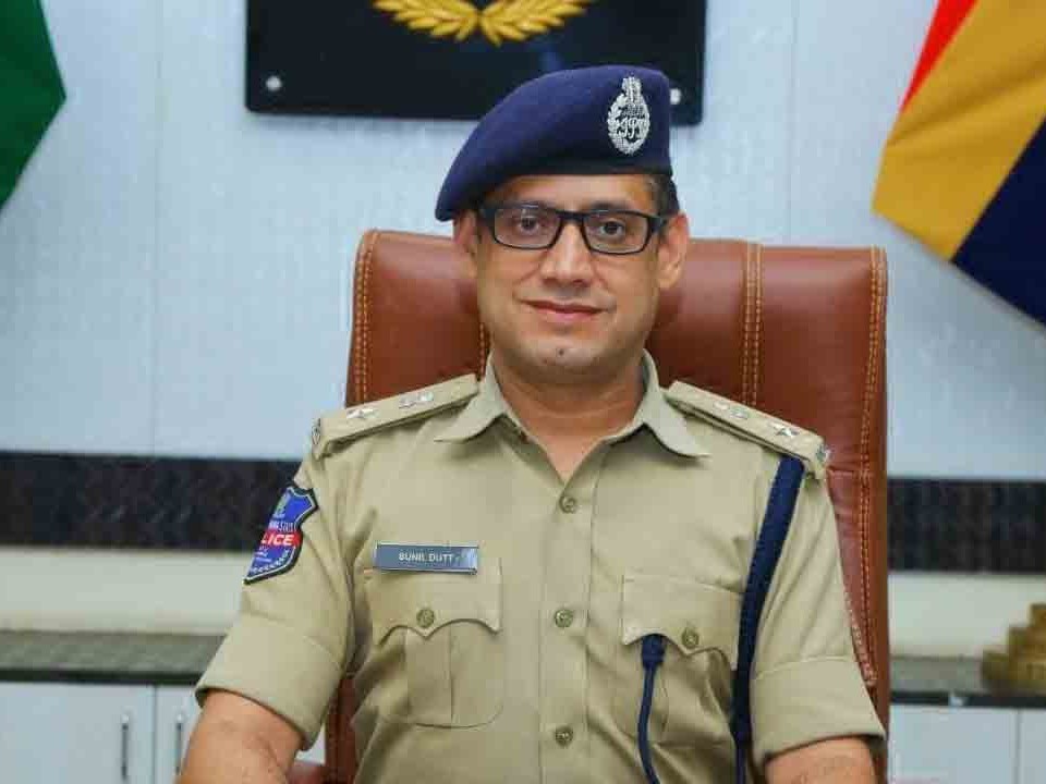 సంక్రాంతి పండుగ.. ప్రజలు అప్రమత్తంగా ఉండాలి: సీపీ