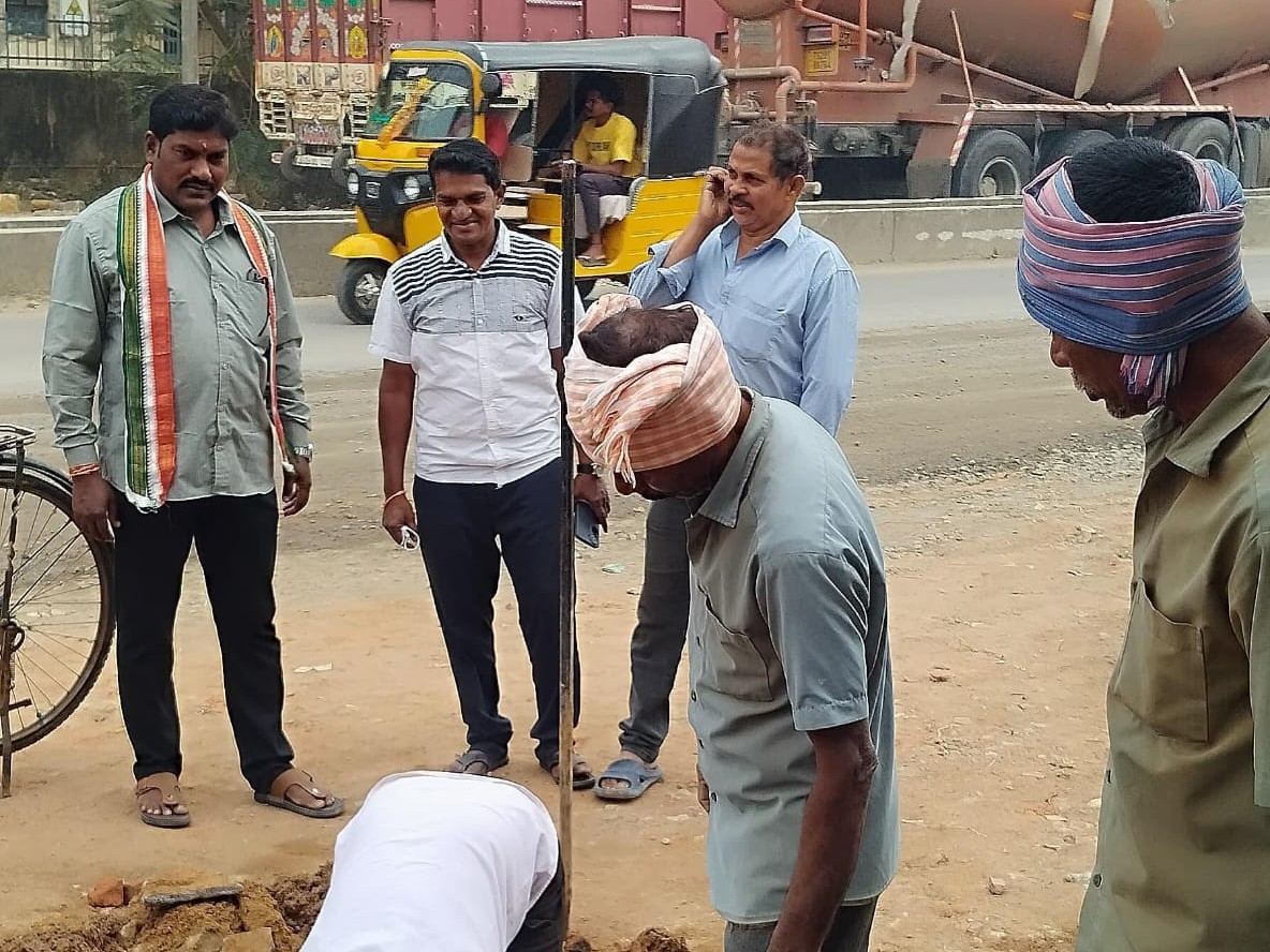 మంచినీటి పైప్ లైన్‌కు మరమ్మత్తు చేయిస్తున్న సర్పంచ్