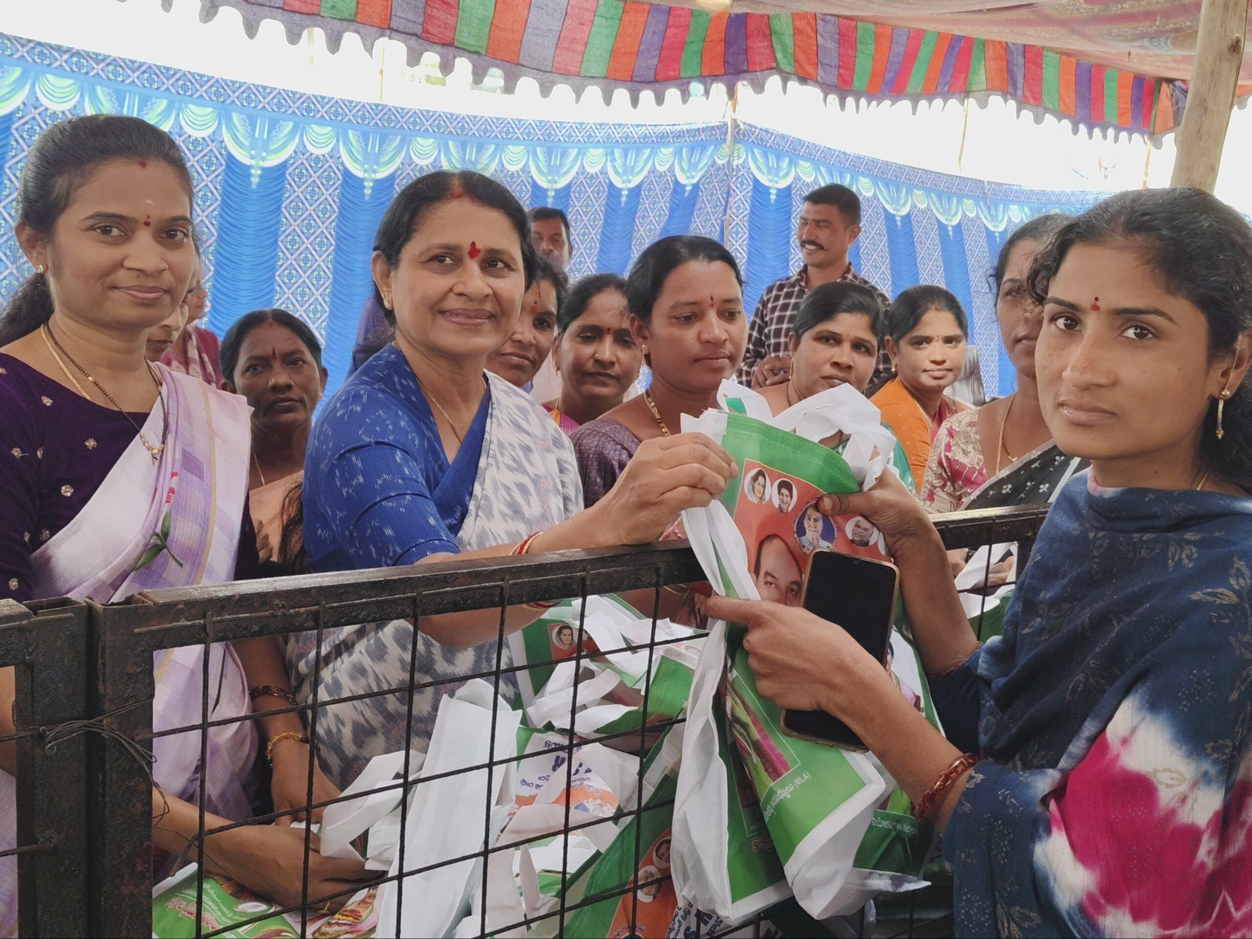 సంక్రాంతి సందర్బంగా మహిళలకు చీరలు పంపిణీ