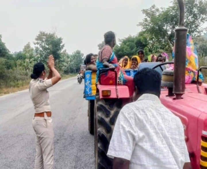 మీకు దండం పడుతా ట్రాక్టర్లో ప్రయాణించకండి: ఎస్ఐ