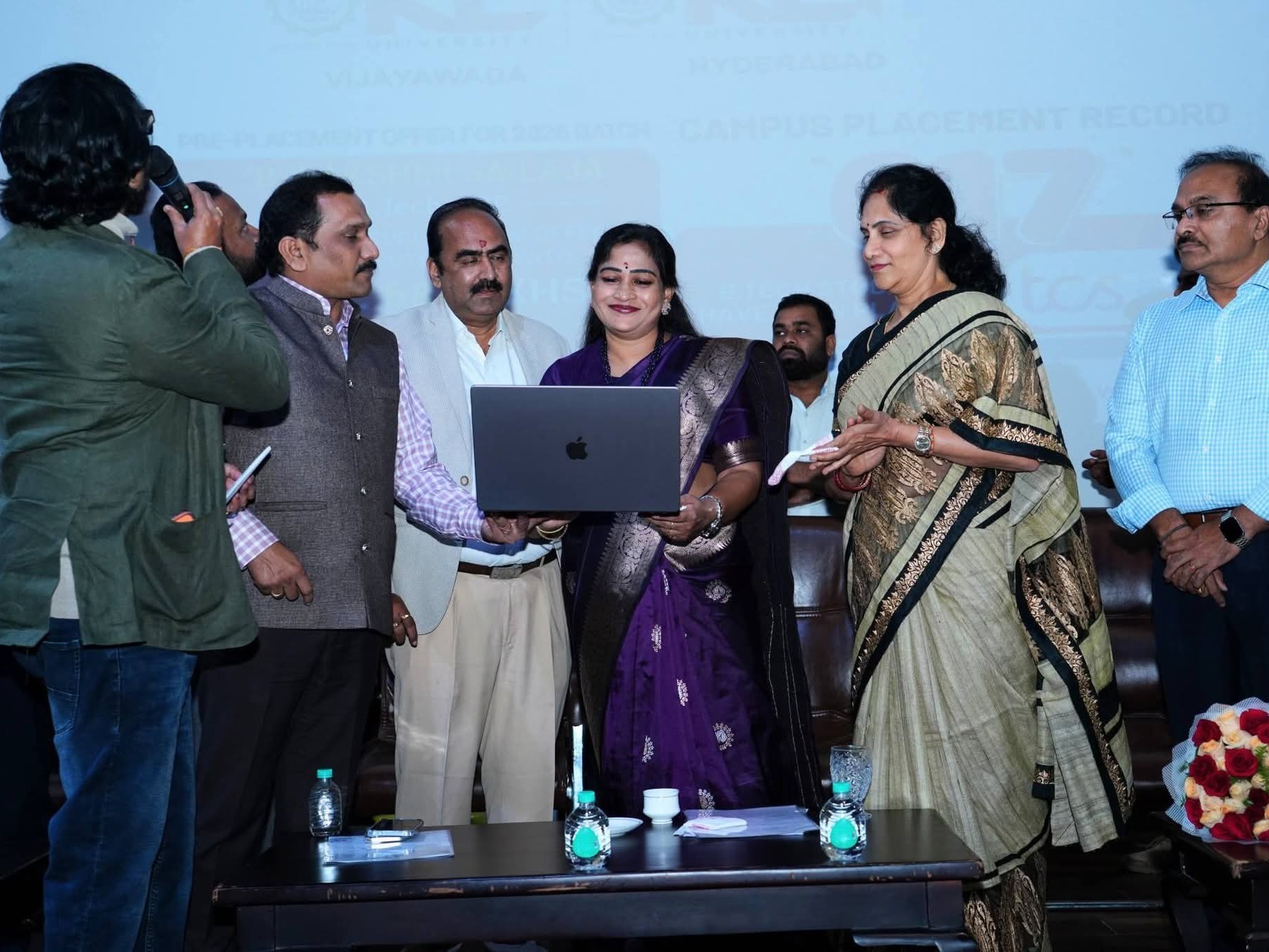 యూనివర్సిటీ ముఖాముఖి కార్యక్రమంలో హోంమంత్రి