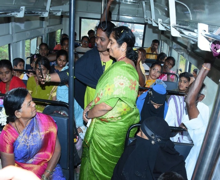ఆర్టీసీ బస్సులో ప్రయాణించిన మంత్రి