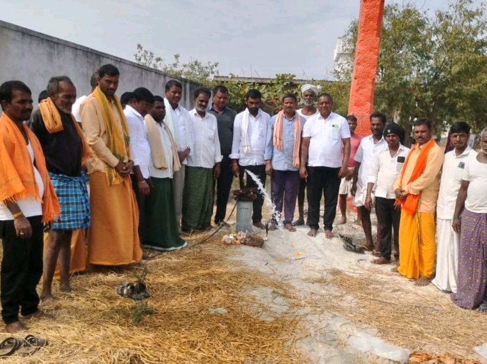 నీటి కష్టాలు తీర్చిన సర్పంచ్