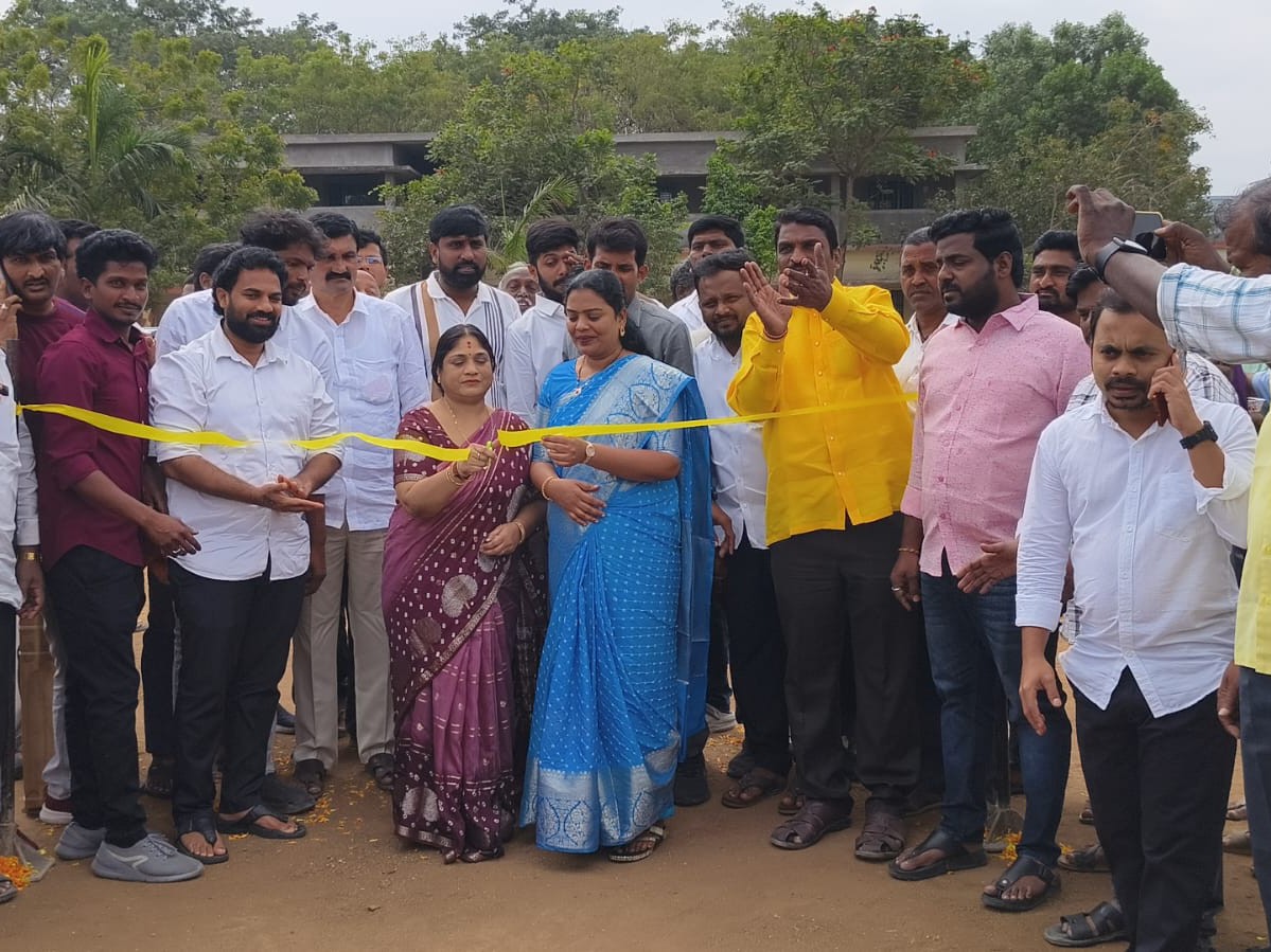 క్రికెట్ టోర్నమెంట్ పోటీలు ప్రారంభించిన ఎమ్మెల్యే