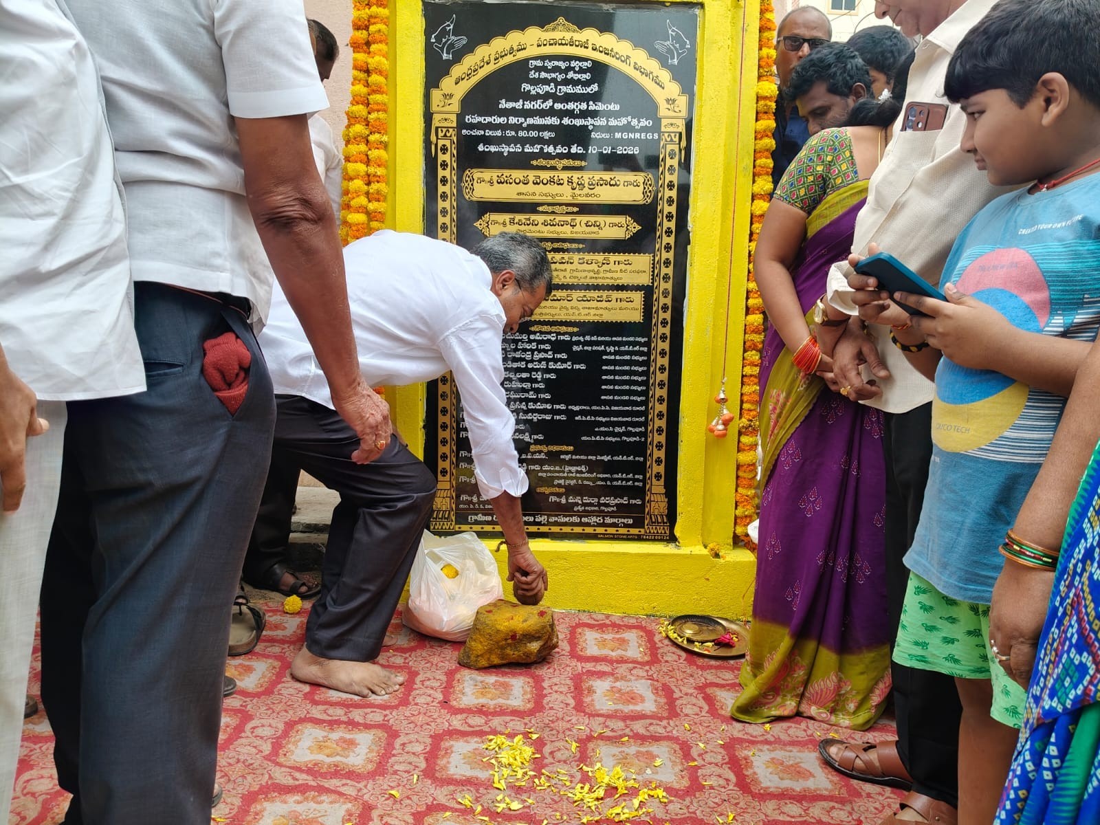 గొల్లపూడిలో రూ.1.35 కోట్లతో సీసీ రోడ్లకు శంకుస్థాపన