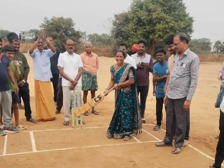 క్రికెట్ టోర్నమెంట్ ను ప్రారంభించిన.. సర్పంచ్