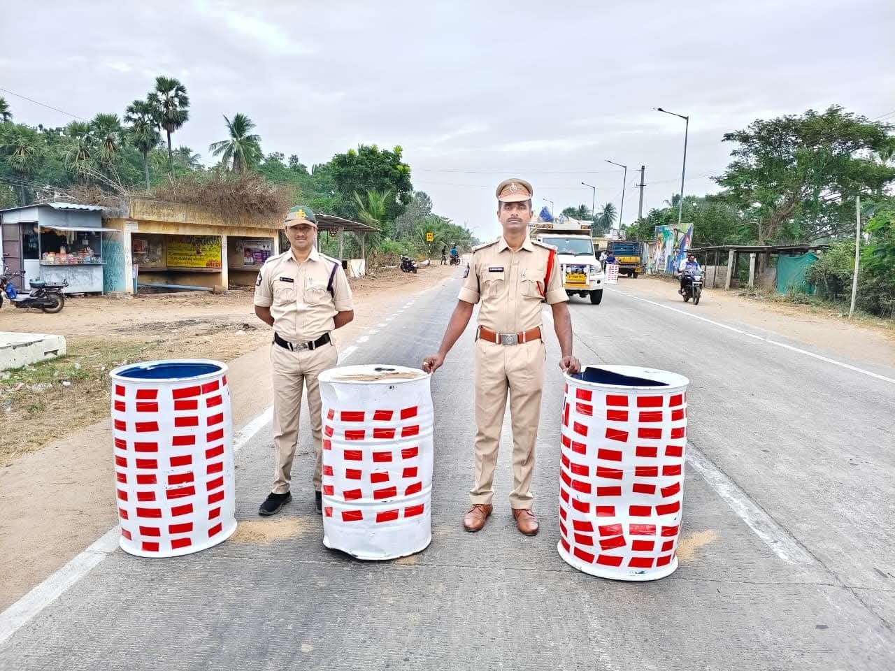 NH –216పై రేడియం స్టిక్కర్ల  డ్రమ్ములు ఏర్పాటు