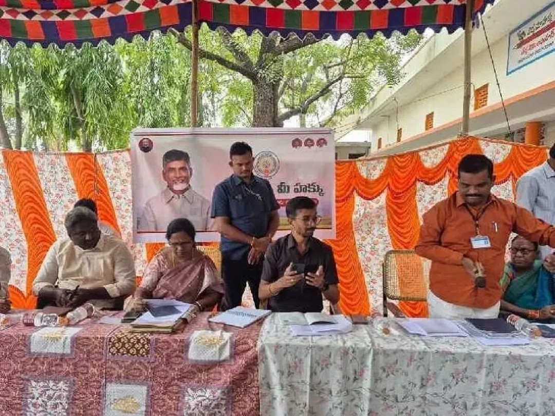 పాస్ పుస్తకాలు పంపిణీ చేసిన కలెక్టర్