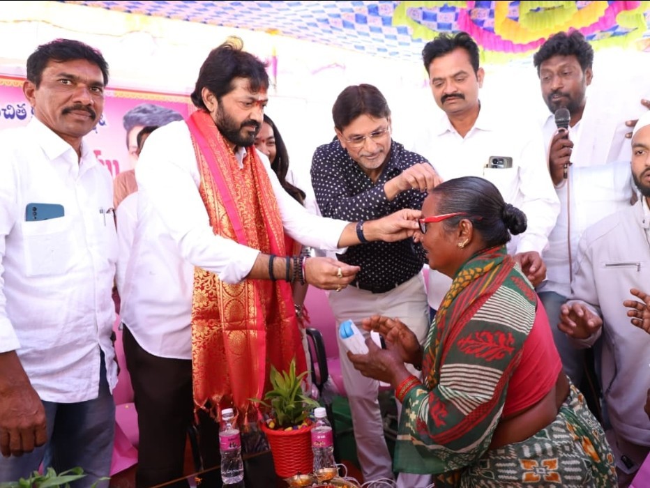 కళ్ళజోళ్లను పంపిణీ చేసిన ఎమ్మెల్సీ పోచంపల్లి