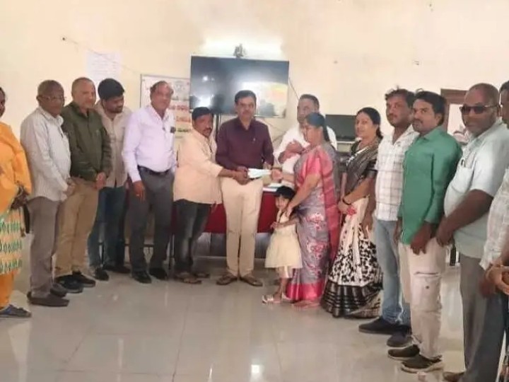 బాధిత కుటుంబానికి రూ.1.40 లక్షల సాయం