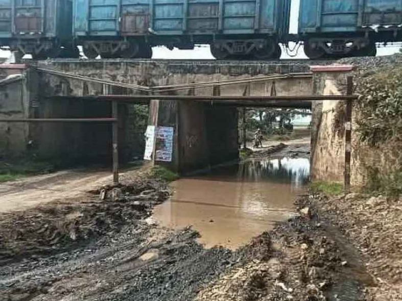 రైల్వే అండర్ పాస్ అవే వద్ద బురద… ప్రయాణికుల అవస్థలు