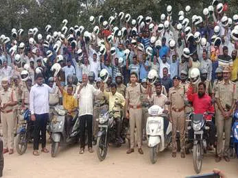 హెల్మెట్‌ నిర్ల‌క్ష్యంతో ప్రాణాపాయం: ఎస్పీ