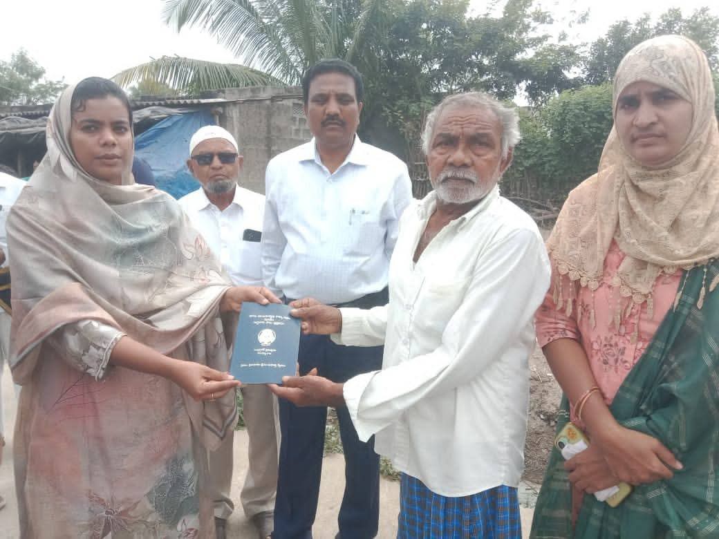 పట్టాదారు పాస్ పుస్తకాలను పంపిణీ