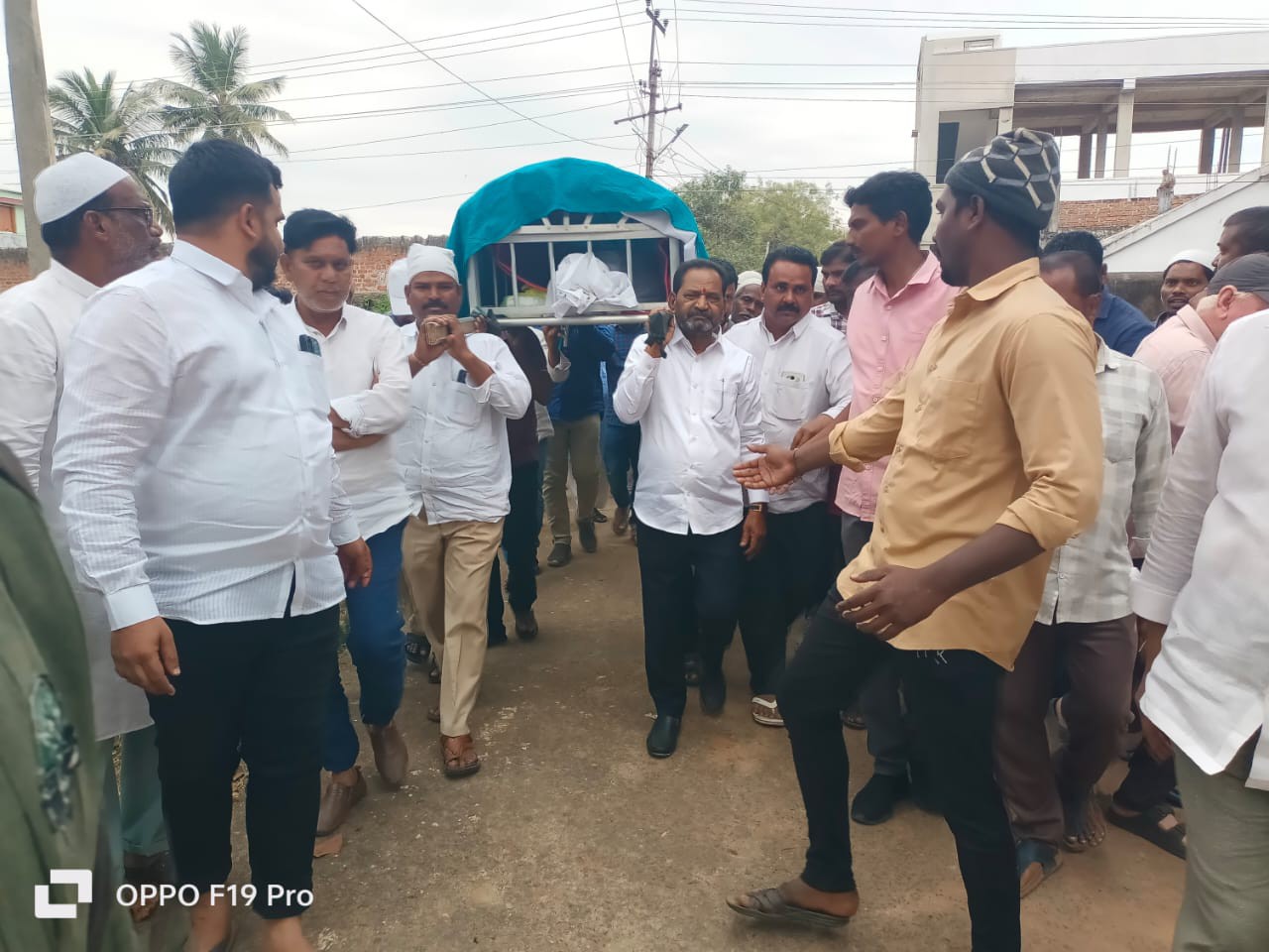 పాడే మోసిన ఎమ్మెల్యే