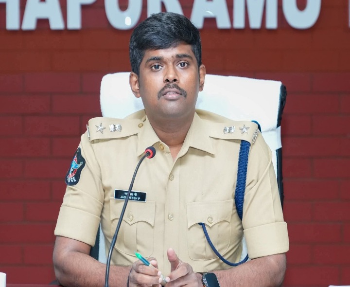 కోడి పందేలు ఆడితే కఠిన చర్యలు:  ఎస్పీ