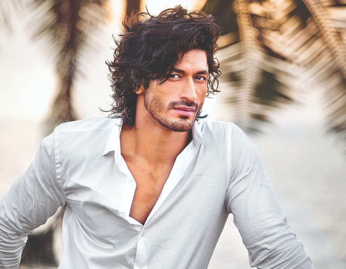 నగ్నంగా చెట్టు ఎక్కిన ప్రముఖ నటుడు