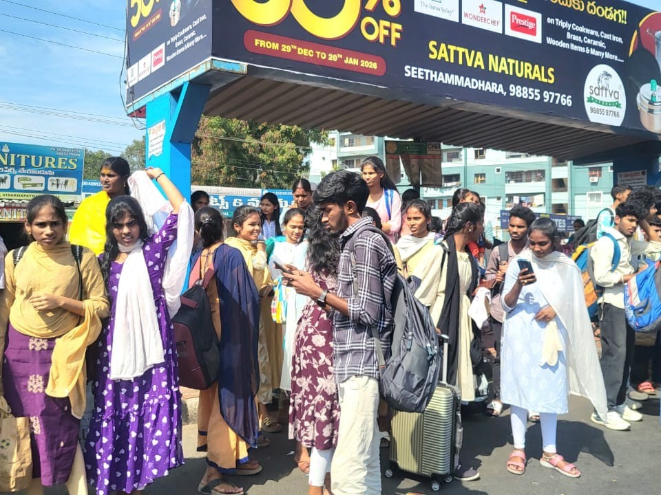 సొంతూళ్లకు పయనమైన ఉత్తరాంధ్ర వాసులు