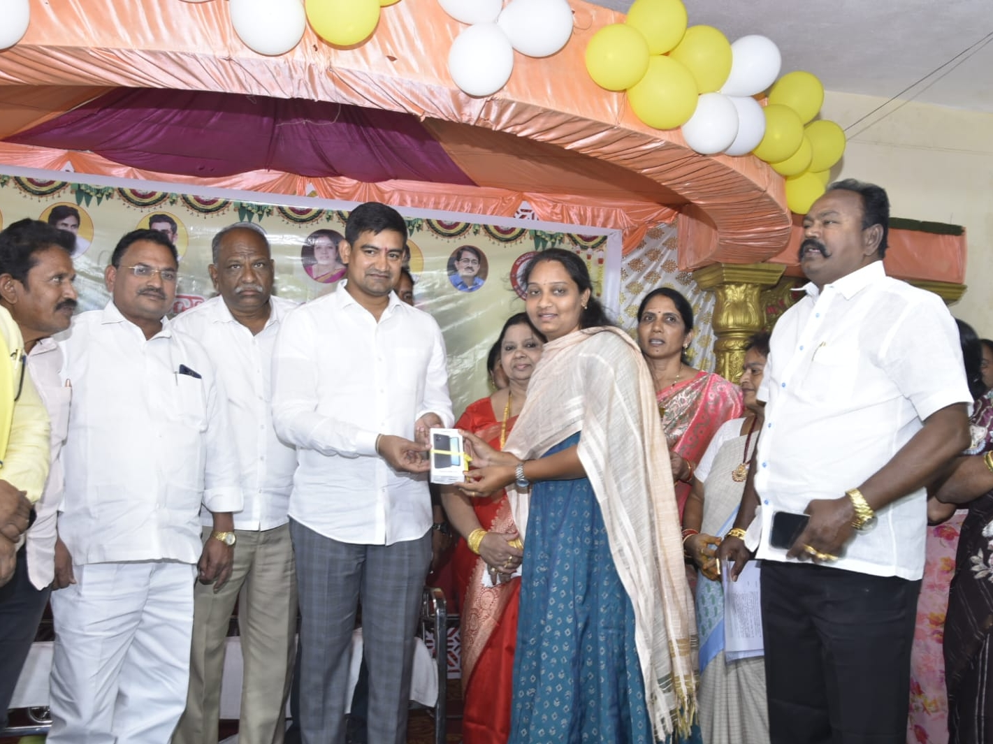 అంగన్వాడీలకు ఫోన్‌లను పంపిణీ చేసిన మంత్రి