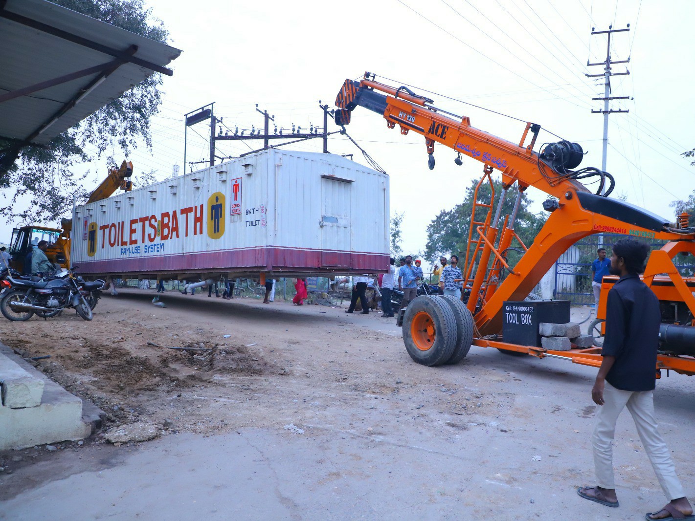 భక్తుల కోసం కంటైనర్ టాయిలెట్లు