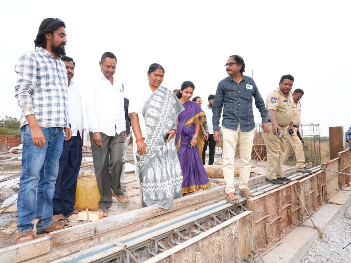బ్రిడ్జి నిర్మాణ పనులను వేగవంతంగా పూర్తి చేయాలి: మంత్రి