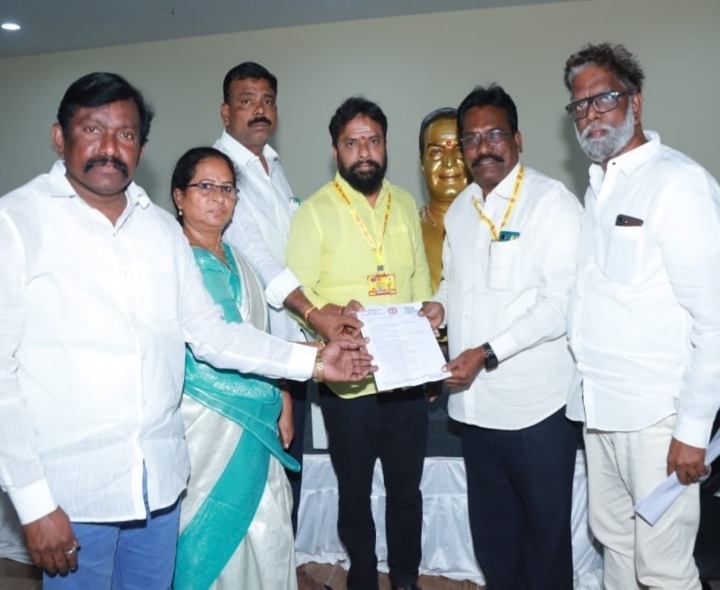 మంత్రి సుభాష్‌ను కలిసిన TNTUC నేతలు