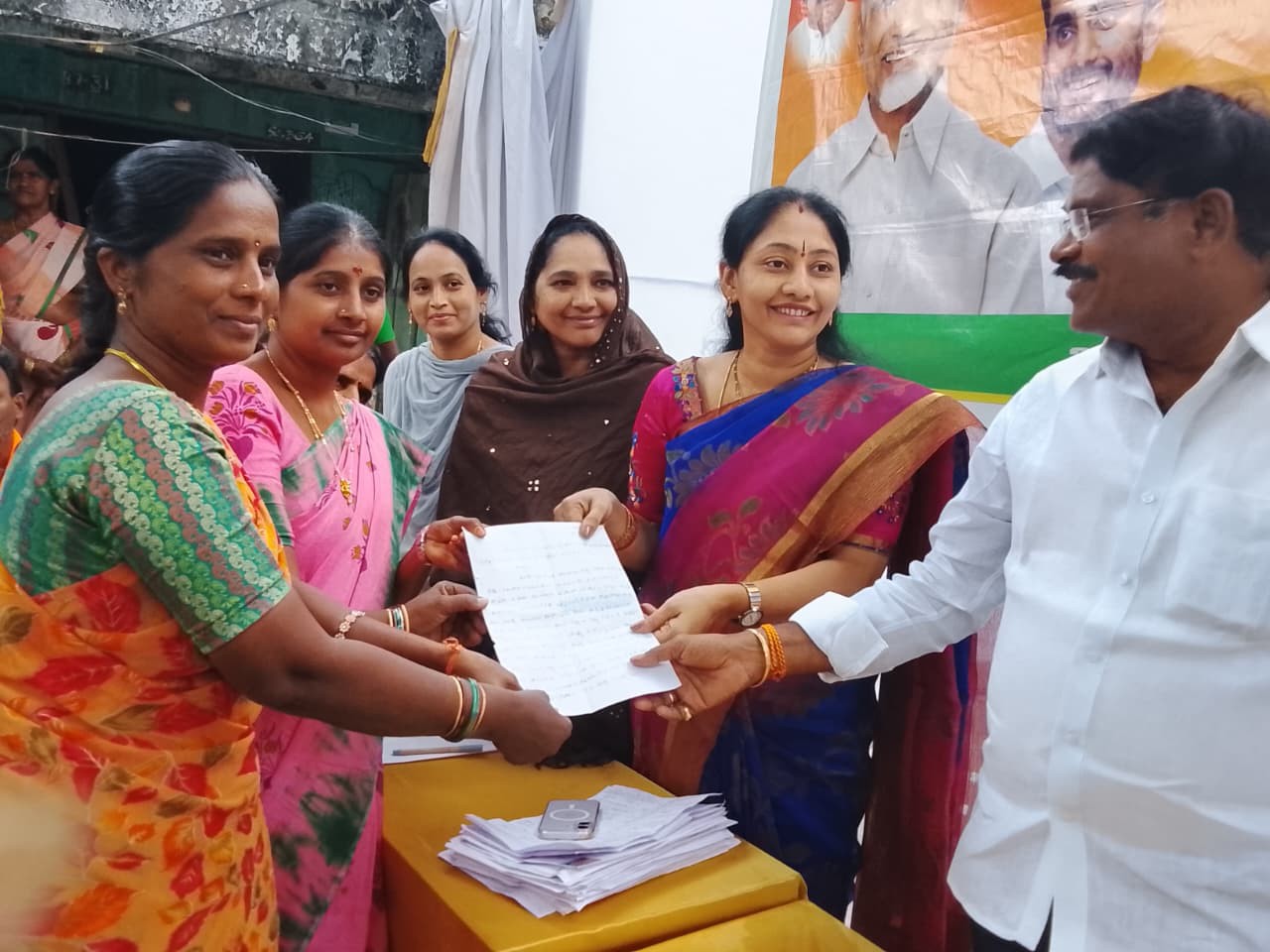 సమస్యలపై ఆర్జీలు స్వీకరించిన నాయకులు