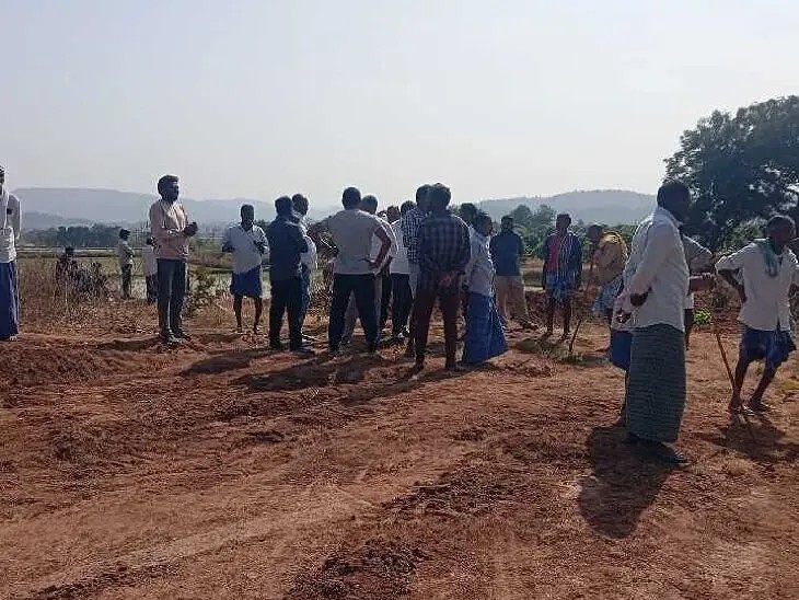 భూ ఆక్రమణను అడ్డుకున్న గ్రామస్తులు