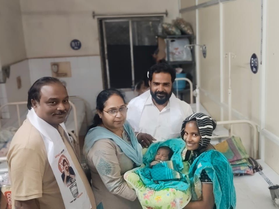 మత్స్యకారుల కుటుంబాలను పరామర్శించిన ఎమ్మెల్యే