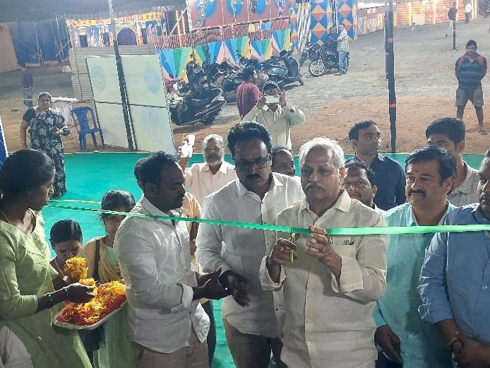 ఎగ్జిబిషన్‌ను ప్రారంభించిన టీడీపీ పొలిట్ బ్యూరో సభ్యుడు