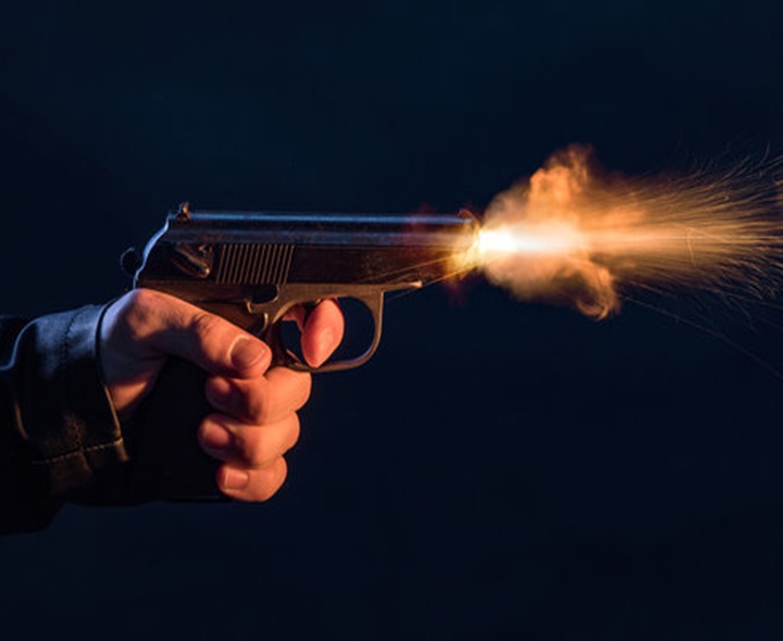 కాల్పుల కలకలం.. ఆరుగురి మృతి