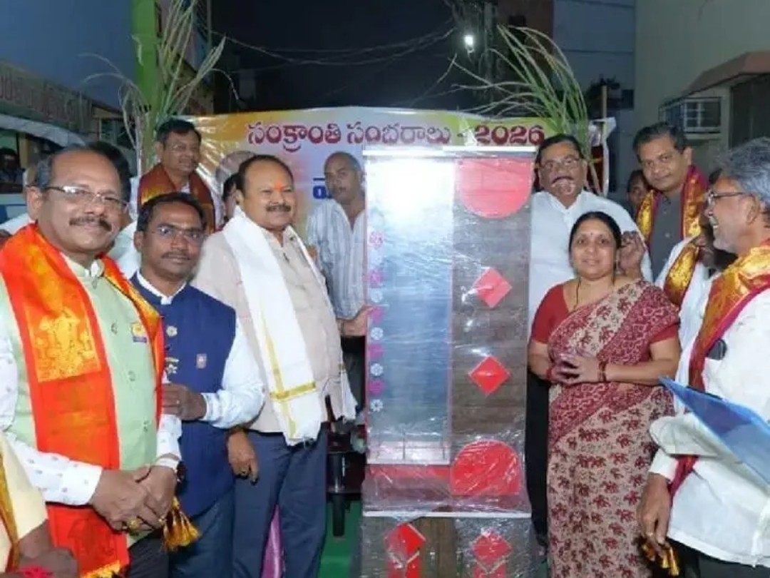 విజేతలకు బహుమతులు అందజేసిన MLA