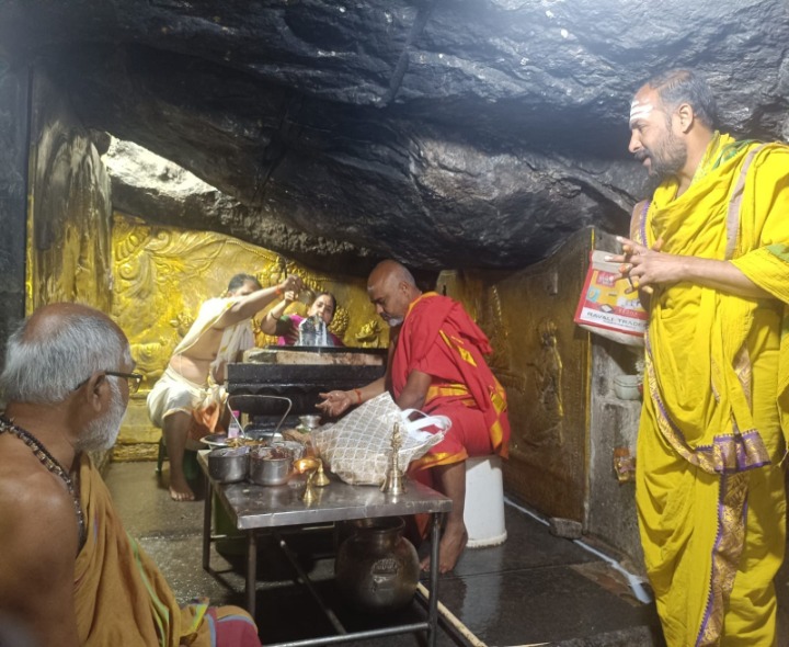 సోమేశ్వర ఆలయంలో హైకోర్టు రిజిస్టర్ పూజలు